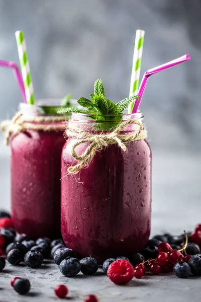 Mutfak tahtası taze malzemelerle sağlıklı smoothies.