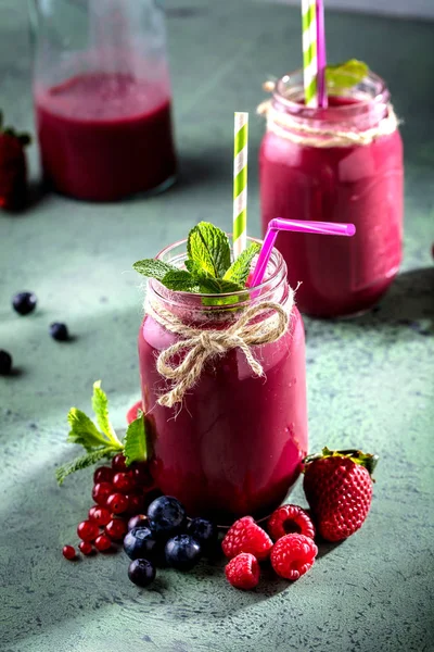 Mutfak tahtası taze malzemelerle sağlıklı smoothies.