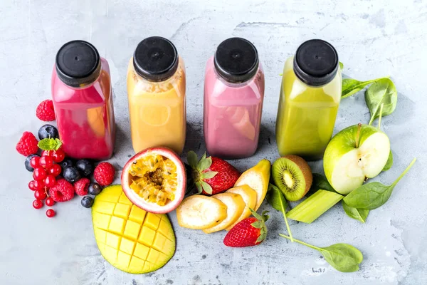 Smoothies Sains Avec Des Ingrédients Frais Sur Une Planche Cuisine — Photo