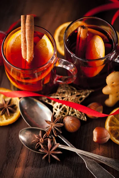 柑橘とクランベリーの Glintwine クリスマスと冬の木製の背景上にドリンクを温暖化 — ストック写真