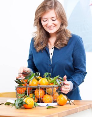 Kadın elleriyle demir sepeti taze clementine kopya alanı ile