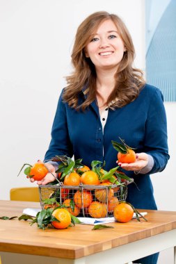 Kadın elleriyle demir sepeti taze clementine kopya alanı ile