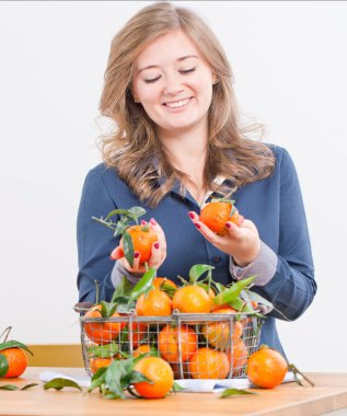 Kadın elleriyle demir sepeti taze clementine kopya alanı ile