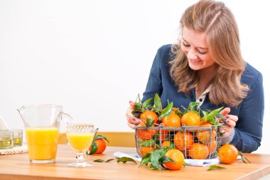 Kadın elleriyle demir sepeti taze clementine kopya alanı ile