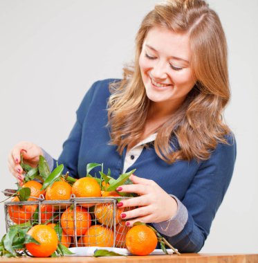 Kadın elleriyle demir sepeti taze clementine kopya alanı ile
