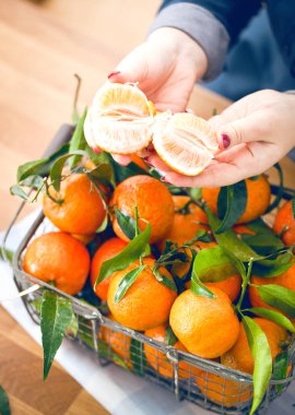Kadın elleriyle demir sepeti taze clementine kopya alanı ile