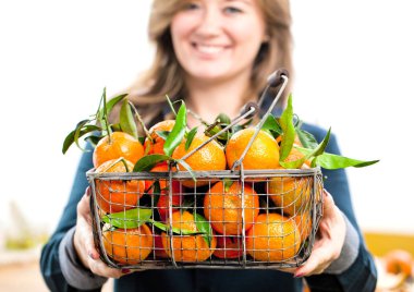 Kadın elleriyle demir sepeti taze clementine kopya alanı ile