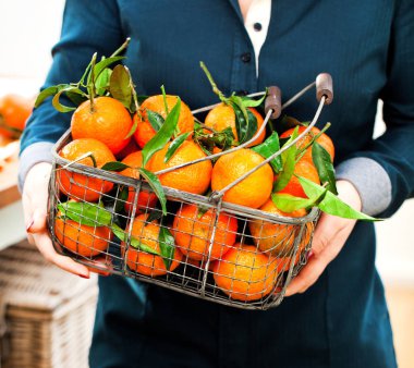 Taze mandalina ahşap arka plan üzerine aldı.