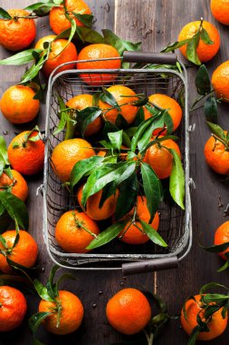 Taze mandalina ahşap arka plan üzerine aldı.