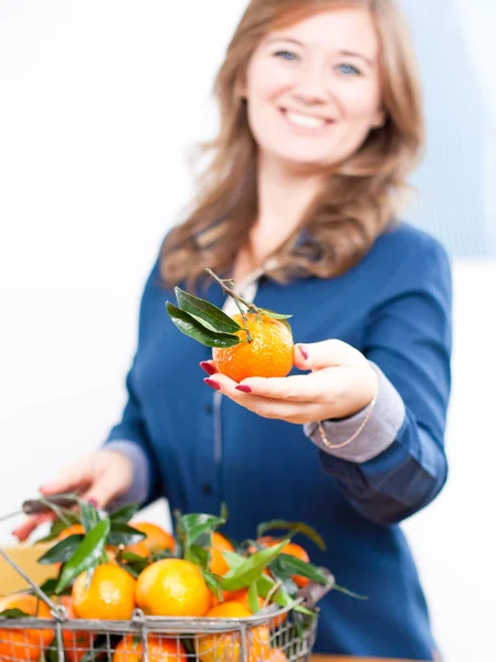 Frauenhände Mit Eisernem Korb Mit Frischer Clementine — Stockfoto