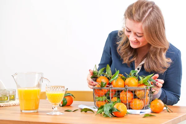 Kadın elleriyle demir sepeti taze clementine kopya alanı ile