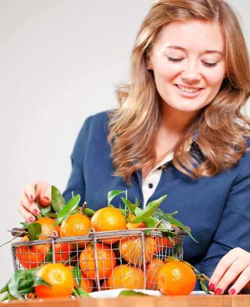 Frauenhände Mit Eisernem Korb Mit Frischer Clementine — Stockfoto