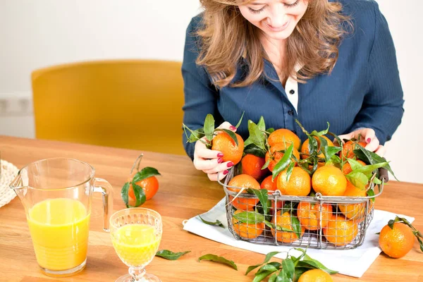 Vrouw Handen Met Ijzeren Mand Met Vers Clementine Kopie Ruimte — Stockfoto