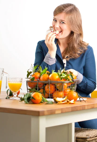 Frauenhände Mit Eisernem Korb Mit Frischer Clementine — Stockfoto