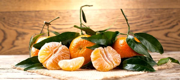 Mandarini Appena Raccolti Sfondo Legno — Foto Stock