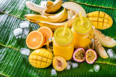 Tropikal bir adam üzerinde taze malzemelerle sağlıklı smoothies