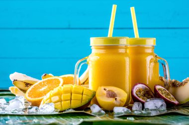 Tropikal bir adam üzerinde taze malzemelerle sağlıklı smoothies