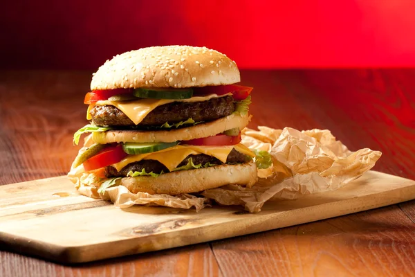Fast Food Hamburger Frietjes Een Houten Achtergrond — Stockfoto