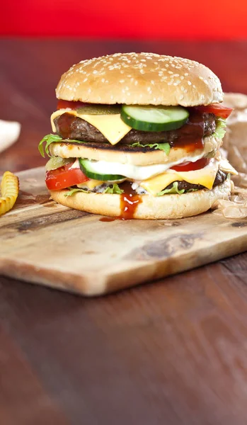 Fast Food Hamburger Frietjes Een Houten Achtergrond — Stockfoto