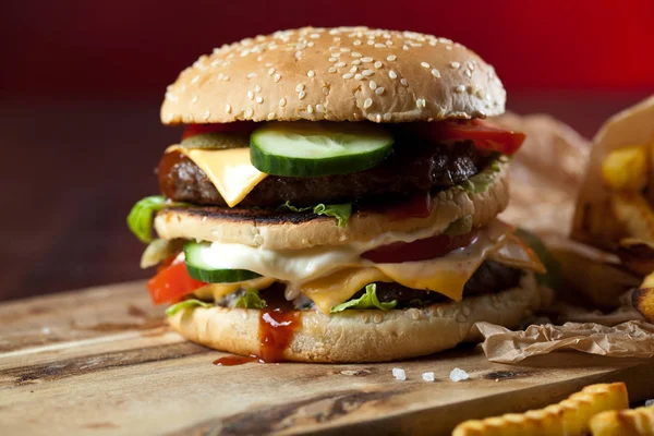 Fast Food Hamburger Frietjes Een Houten Achtergrond — Stockfoto