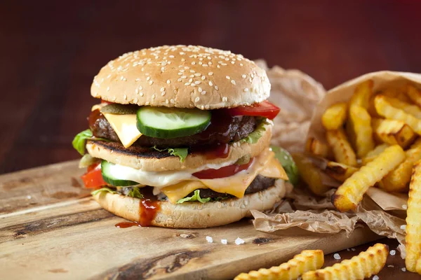 Fast Food Hambúrguer Batatas Fritas Fundo Madeira — Fotografia de Stock