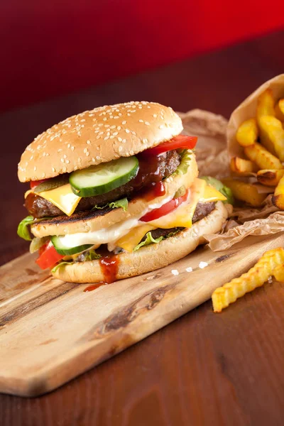 Fast Food Hambúrguer Batatas Fritas Fundo Madeira — Fotografia de Stock