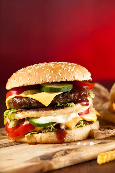 Fast Food Hamburger Frietjes Een Houten Achtergrond — Stockfoto