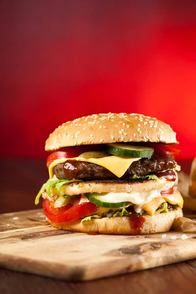 Fast Food Hamburger Frietjes Een Houten Achtergrond — Stockfoto