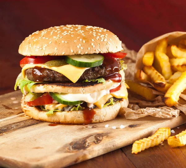 Fast Food Hambúrguer Batatas Fritas Fundo Madeira — Fotografia de Stock