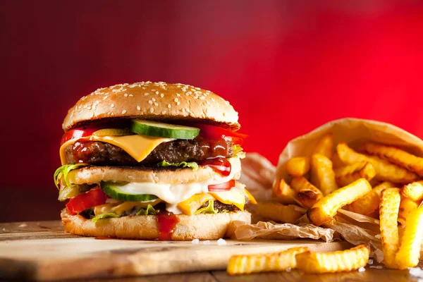 Fast Food Hambúrguer Batatas Fritas Fundo Madeira — Fotografia de Stock