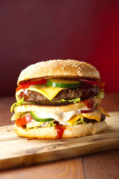Hamburger Fast Food Patatine Fritte Uno Sfondo Legno — Foto Stock
