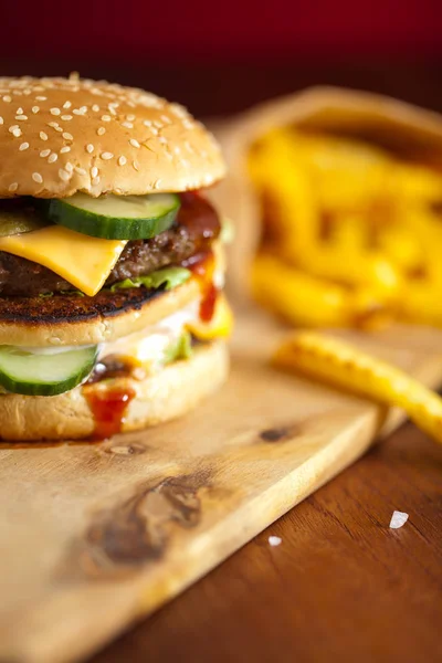 Fast Food Hamburger Sült Krumpli Egy Fából Készült Háttér — Stock Fotó