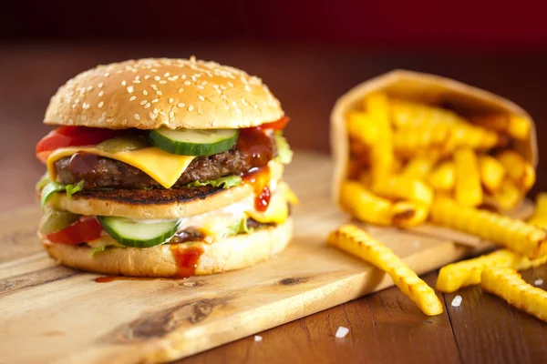 Fast Food Hamburger Sült Krumpli Egy Fából Készült Háttér — Stock Fotó