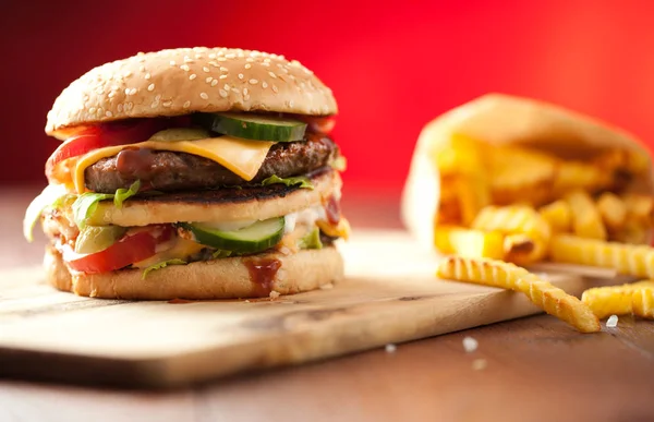 Fast Food Hambúrguer Batatas Fritas Fundo Madeira — Fotografia de Stock