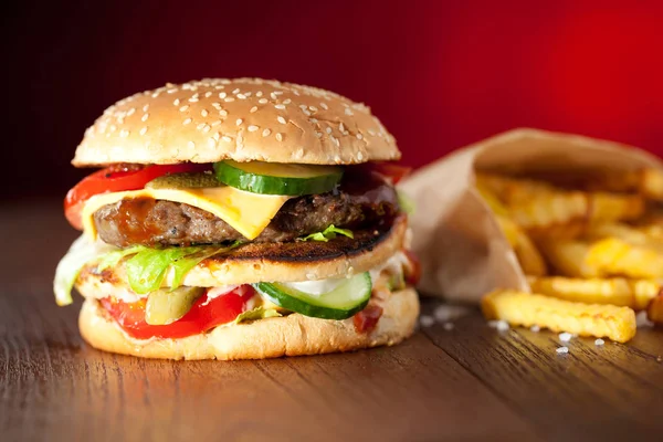 Fast Food Hamburger Frietjes Een Houten Achtergrond — Stockfoto