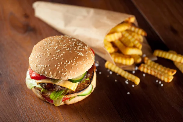 Fast Food Hambúrguer Batatas Fritas Fundo Madeira — Fotografia de Stock