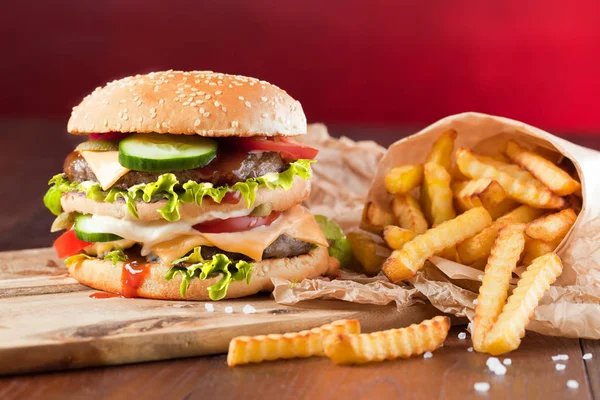 Fast Food Hambúrguer Batatas Fritas Fundo Madeira — Fotografia de Stock