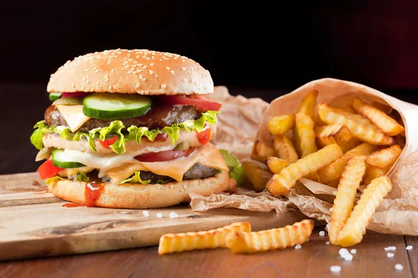 Fast Food Hambúrguer Batatas Fritas Fundo Madeira — Fotografia de Stock