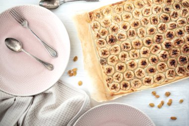 Tablo üstten görünüm bardakta ile lezzetli Muz pasta