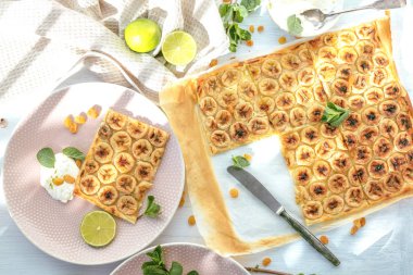 Tablo üstten görünüm bardakta ile lezzetli Muz pasta
