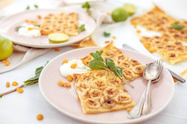 Tablo üstten görünüm bardakta ile lezzetli Muz pasta