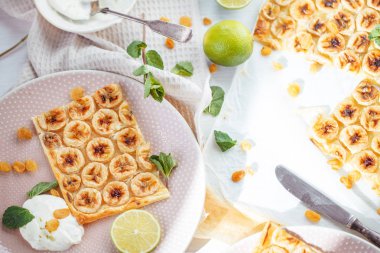 Tablo üstten görünüm bardakta ile lezzetli Muz pasta