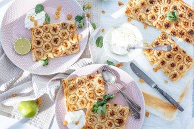 Tablo üstten görünüm bardakta ile lezzetli Muz pasta
