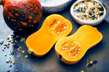 Farklı sebze eski ahşap masa üst görünümünde, Butternut kabak