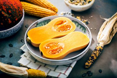 Farklı sebze eski ahşap masa üst görünümünde, Butternut kabak