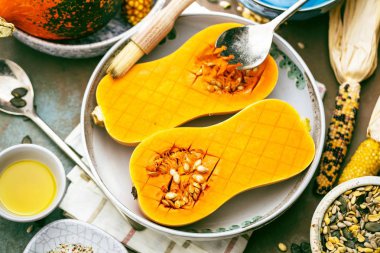 Farklı sebze eski ahşap masa üst görünümünde, Butternut kabak