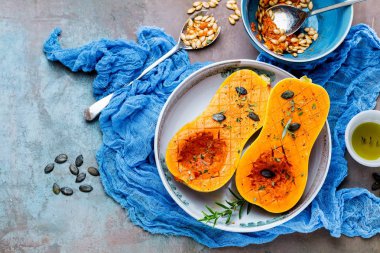 Farklı sebze eski ahşap masa üst görünümünde, Butternut kabak