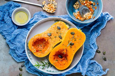 Farklı sebze eski ahşap masa üst görünümünde, Butternut kabak