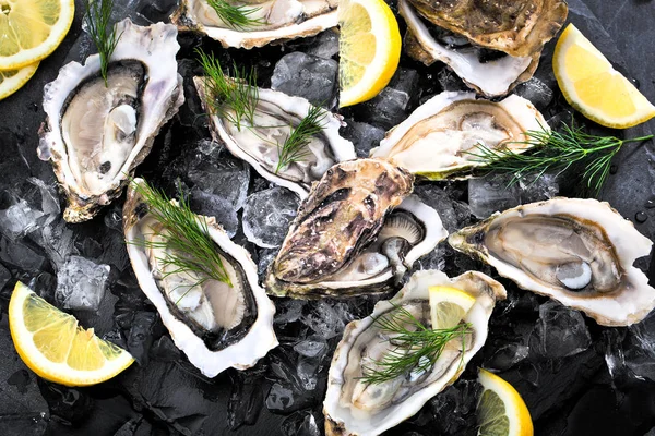 Ostra Fresca Abierta Con Limón Rodajas Ofrecida Como Vista Superior — Foto de Stock