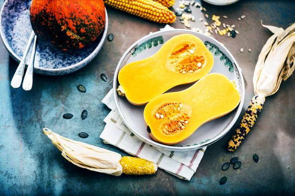 Pumpa Med Olika Grönsaker Den Gamla Träbord Ovanifrån Butternut — Stockfoto